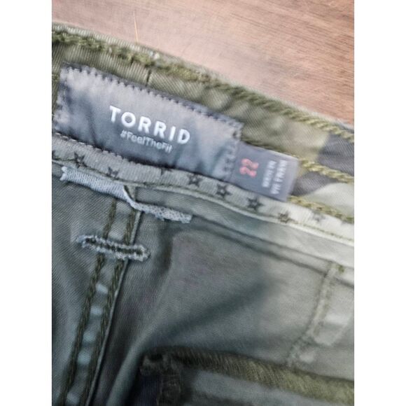 TORRID Army Green Camouflage Cargo Shorts Womens Size 22 Plus Size - Picture 7 of 10